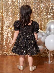 SHEIN Vestido de manga corta con volantes en el bajo con estampado de estrellas negras y doradas para bebé niña, para primavera/verano, apto para Navidad