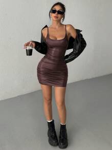 SHEIN EZwear 巧克力棕色 PU 拼布褶饰紧身开衩细肩带中长连衣裙 - 巧克力棕 - 查看 3