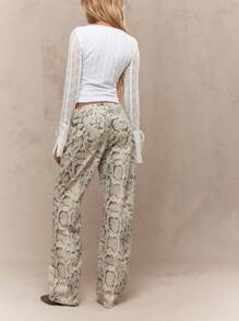 MISSGUIDED Schlangenmuster Weite Bein Jeans mit langem ausgestelltem Saum, Modische Hose im Western Stil für Winter, Statement Piece für Party, Club und Festival