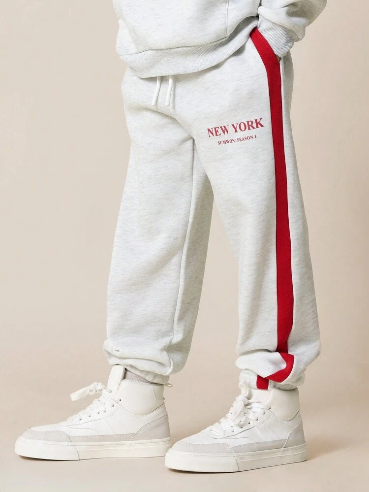 Set da 2 pezzi composto da felpa con cappuccio oversize con stampa New York e pantaloni jogger a vita dritta con inserti a contrasto, adatto per ragazzi pre-adolescenti, comodo e adatto per le vacanze