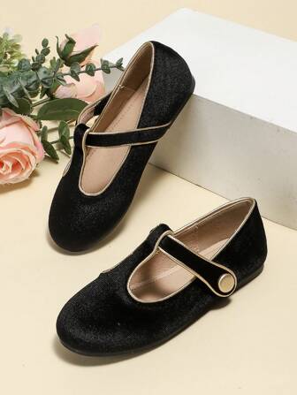 1 双女童简约平底鞋，适合秋冬季日常休闲穿着