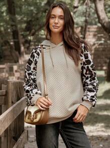 LanaWest Sudadera suelta casual de mujer LanaWest con capucha con cordón, manga raglán y estampado de leopardo