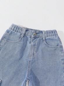 年輕女孩帶蓋口口袋的貨物褲