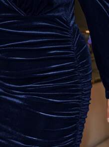 SHEIN Frenchy Plus Surplice Neck Ruched Side Velvet Bodycon Dress Concert Outfits - Navy Blue - View 4