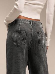 Forever 21 Jeans à jambe droite avec détails de diamants éparpillés, effet lavage vintage. Jeans taille mi-haute pour tenues printanières, tenues de festival, bas d'été avec des jeans ornés de strass