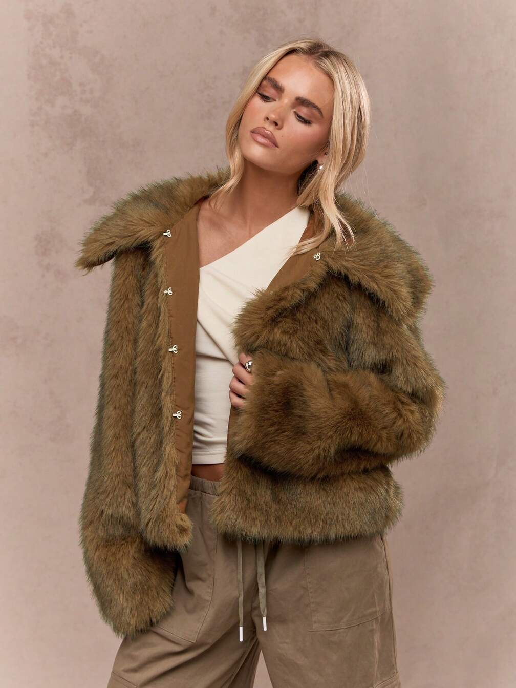 MISSGUIDED 超ソフトなプラッシュフェイクファーコート｜MISSGUIDED