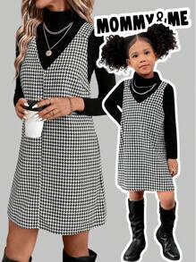 SHEIN 2 sztuki Zestaw dla młodej dziewczyny Solid Knit Mock Neck Dopasowany Top i tkana krata Bezrękawnik Sweter Sukienka - Czarne i Białe - Zobacz 3