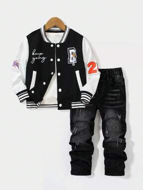1pc Young Boys Autumn/Winter Baseball Jacket Coat, Made Of Custom Knitted Ribbed Fabric, Soft & Comfortable, Front Decorated With Contrast Color Fake Pockets, Embroidered Letters And Sports Bear Patch, Left Sleeve With Contrast Number 28, Right Sleeve With Baseball Slogan Printing, Suitable For Daily Sports, School, Holiday, And Outdoor Wear