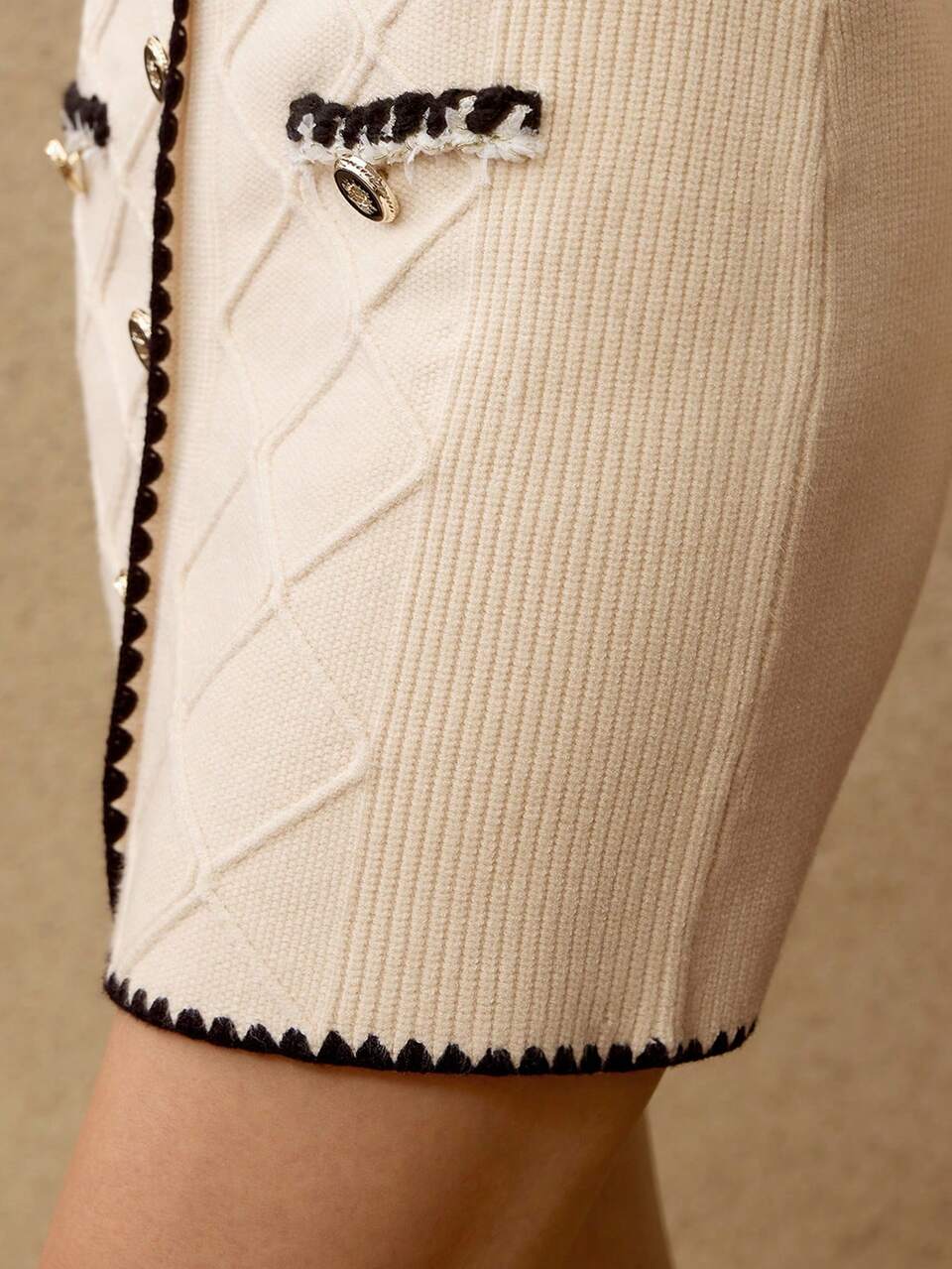 CONTRAST BINDING BUTTON DETAIL TEXTURED KNIT SKIRT