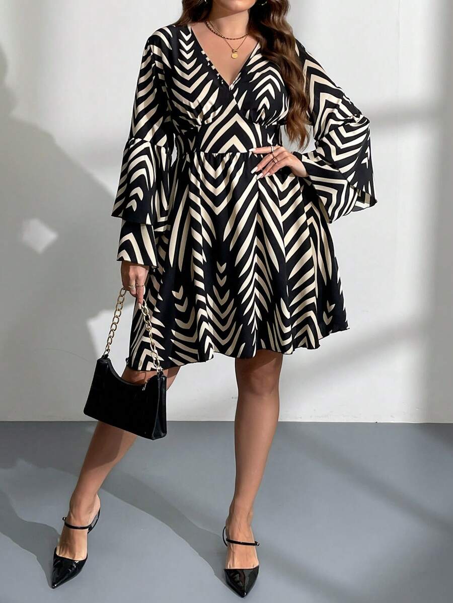 SHEIN Clasi Damen Große Größen Herbst Fischgrätenmuster Überlappender V-Ausschnitt Glockenärmel Kurzes elegantes Kleid