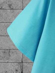 Manfinity Homme مجموعة من 2 قطعة للرجال، تي شيرت بياقة مستديرة وأكمام قصيرة مطبوع عليه حرف، وشورت، ملابس كاجوال مريحة