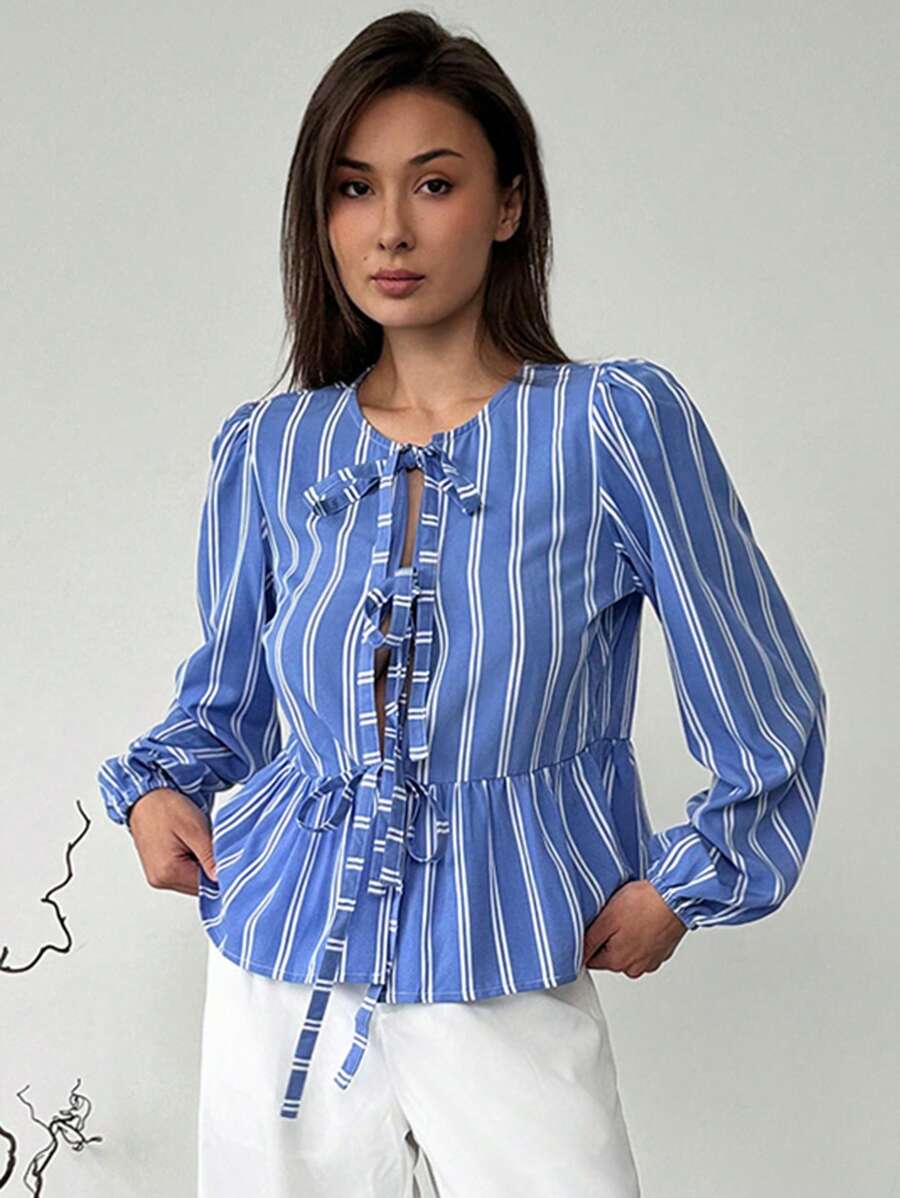 Aloruh 全新复古优雅蓝白条纹印花圆领前系带泡泡袖罩衫，百搭设计