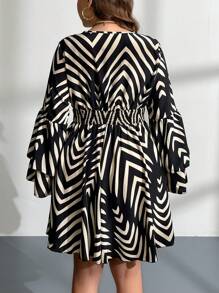 SHEIN Clasi Damen Große Größen Herbst Fischgrätenmuster Überlappender V-Ausschnitt Glockenärmel Kurzes elegantes Kleid