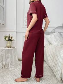 CoupledUp Conjunto de pijama de mujer con bordado de oso y acabado en contraste de color con bolsillos - Burdeos - Ver 2