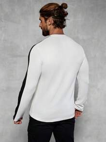 Manfinity Homme Áo thun nam cổ tròn tay dài in chữ màu trơn, họa tiết chắp vá nhiều màu, quà tặng bạn trai - Đen và trắng - Xem 2