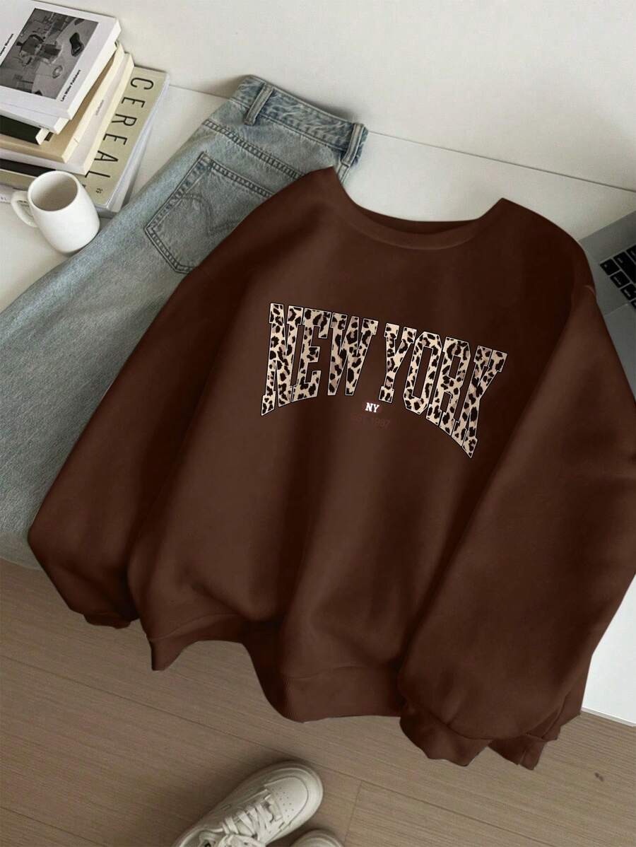 SHEIN EZwear 休闲简约豹纹纽约口号图案圆领长袖厚宽松运动衫女士秋冬季秋季服装 - 咖啡棕 - 查看 1