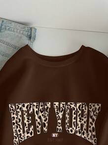 SHEIN EZwear 休闲简约豹纹纽约口号图案圆领长袖厚宽松运动衫女士秋冬季秋季服装 - 咖啡棕 - 查看 3