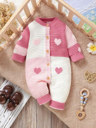 SHEIN 女婴梦幻粉色，饰有甜心点缀，优雅圆领长袖连体衣设计，为宝宝打造休闲风格，柔软温暖，展现可爱魅力