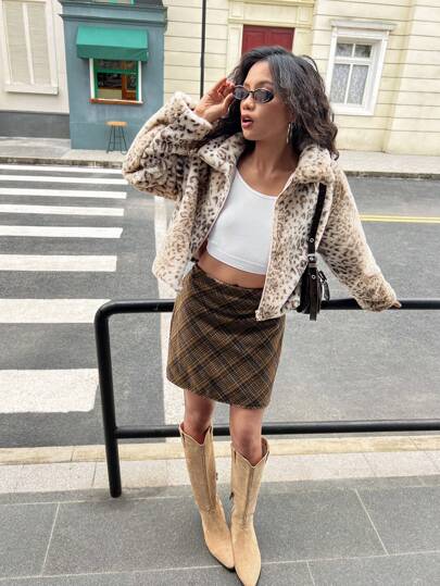 SHEIN Conjunto de 2 piezas con chaqueta vintage suelta con diseño de color block de estampado de leopardo y minifalda a cuadros para adolescentes. El conjunto coordinado muestra tanto lo personalizado como lo fashionable, manteniendo la elegancia y el buen gusto, lo que lo hace muy adecuado para los jóvenes que buscan un estilo único.