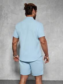 Manfinity CasualCool 2pcs Men's Simple Solid Textured Short Sleeve Shirt And Shorts Set, Casual