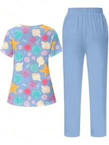 PopScrub 简约彩色贝壳印花 V 领短袖口袋护理制服上衣，带侧开衩和裤子，医疗保健手术套装 - 藍色 - 查看 2