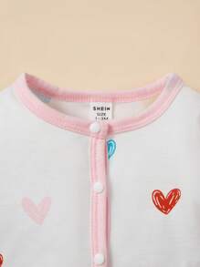 SHEIN 新生女婴心形印花 5 件/套礼盒包括连体衣、襁褓毯、帽子、手套和围兜。该套装设计甜美可爱，采用柔软舒适的材料，非常适合送礼或个人使用 - 彩色 - 查看 5