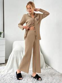 RueChic 2 Stücke Set offene Front Kontrastnaht Platzierter Slogan Muster Rippstrick Pyjamas