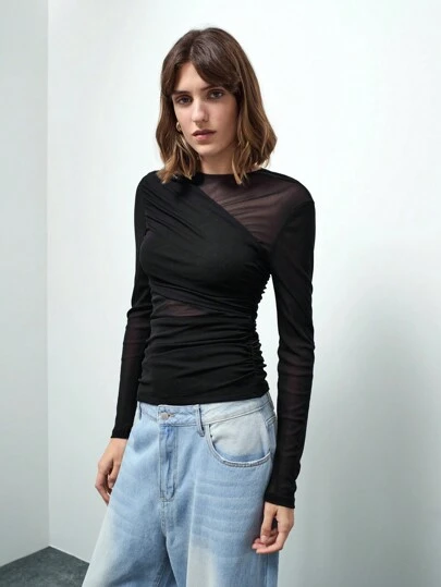 Maija Svart asymmetrisk t-shirt med rynkadetaljer för kvinnor