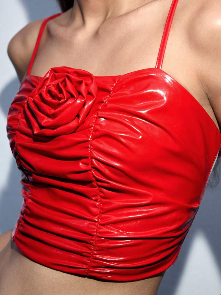 SHEIN Maija 여성용 탄력 PU 소재 레드 조절가능 스파게티 스트랩 러쉬드 프런트 플로럴 애플리케 플리츠 크리스마스 파티 캐미솔