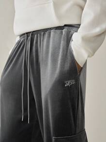 Manfinity VCAY Pantalones jogger de ajuste holgado con cintura elástica y bordado en inglés, de moda casual de punto para hombres jóvenes - Gris - Ver 4