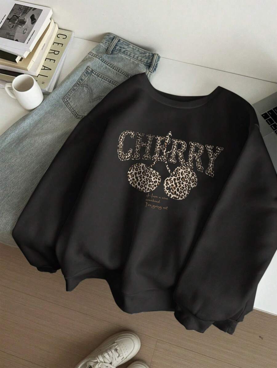 SHEIN EZwear 休闲简约豹纹与樱桃印花图案黑色圆领宽松羊毛运动衫，女式，秋冬 - 黑色 - 查看 1