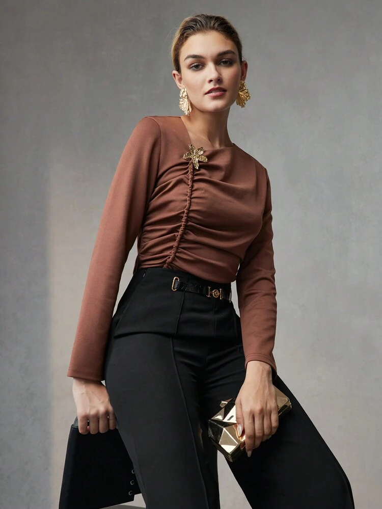 T-SHIRT SLIM AVEC DÉTAIL FLORAL MÉTALLIQUE AU COU ASYMÉTRIQUE ET FROISSÉ