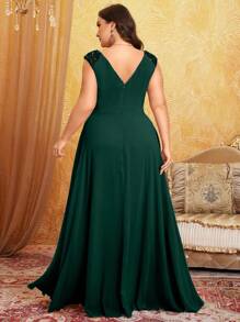 Plus Size V-Neckline Dress With Shoulder Design, Elegant And Minimalistic High-End Embroidered Tulle And Pleated Maxi Evening Gown Bridesmaid Dress, Birthday Women Outfits, Graduation Dress, Formal Dress