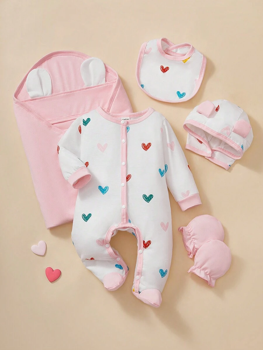 SHEIN 新生女婴心形印花 5 件/套礼盒包括连体衣、襁褓毯、帽子、手套和围兜。该套装设计甜美可爱，采用柔软舒适的材料，非常适合送礼或个人使用 - 彩色 - 查看 1