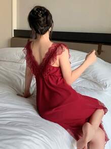 DAZY Vestido de tirantes con espalda descubierta, recortes de encaje y volantes en diseño de malla y encaje, un vestido romántico