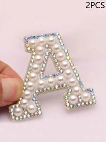 2 pezzi di toppe con lettere dell'alfabeto in rhinestone scintillanti da applicare a ferro, per cappelli, borse, giacche, camicie, eleganti perle da cucire, lettere in glitter, applicazioni di lettere in rhinestone e perla in inglese, forniture per la creatività, regali natalizi