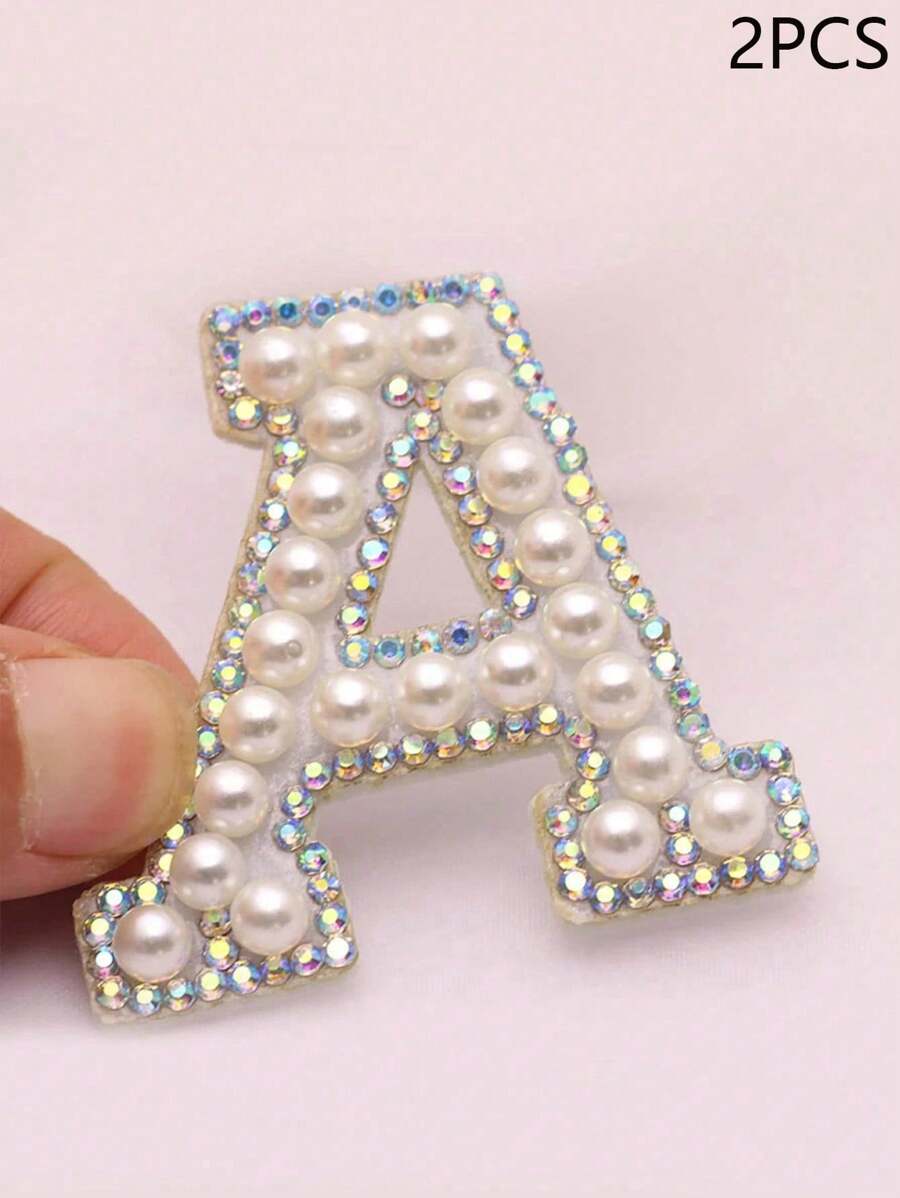 2 pezzi di toppe con lettere dell'alfabeto in rhinestone scintillanti da applicare a ferro, per cappelli, borse, giacche, camicie, eleganti perle da cucire, lettere in glitter, applicazioni di lettere in rhinestone e perla in inglese, forniture per la creatività, regali natalizi