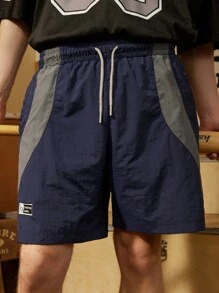 Manfinity Sport Corelite Short style boyfriend décontracté pour hommes avec bords contrastés. Tenue de sport et de plein air, short de retour à l'école, tenue de gym, tenue de randonnée, sous-chemise courte