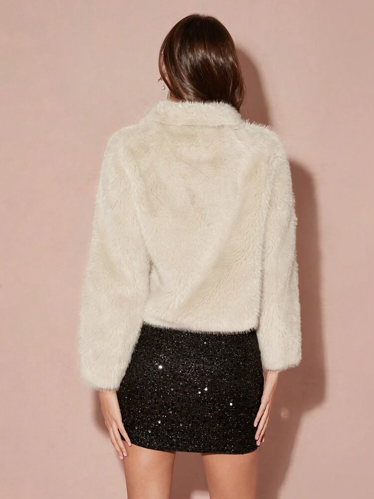 Veste casual simple à manches longues et boutons devant en cachemire synthétique kaki. Veste fluffy rétro à revers. Veste d'hiver chaude et douce. Manteau tendance. Manteau de soirée.