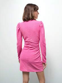 Maija 女士纹理粉色圣诞深 V 领长袖褶饰优雅简约短裙，百搭秋冬季