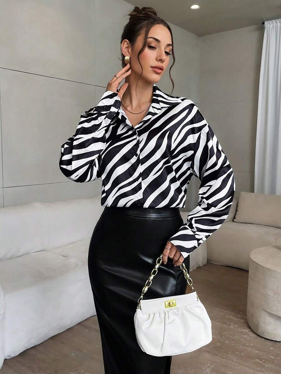 SHEIN Privé 2 件套：女式斑马纹衬衫上衣和 PU 皮革长裙，优雅工作装 - 黑與白 - 查看 1