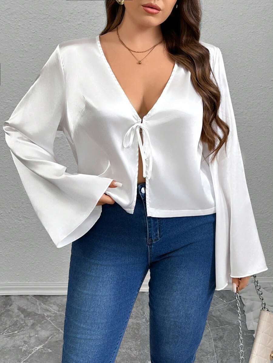 SHEIN Privé Blusa blanca de manga larga, ajustada, con cuello en V profundo, puños acampanados y detalles elegantes, ideal para ocasiones de trabajo, citas, conciertos y fiestas de tarde para mujeres de talla grande - Blanco - Ver 1