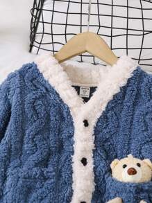 SHEIN Bộ đồ ngủ 2 món cho bé trai thu/đông thường ngày phối màu cổ gấu dễ thương trang trí áo dài tay và quần nỉ san hô dệt tổ ong mềm mại thoải mái hai mặt - Màu xanh hải quân - Xem 3