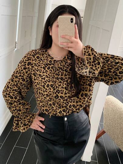 Dazy Petite Plus Blusa holgada de manga larga con estampado de leopardo y lazo al frente para mujer de talla grande, otoño, con volantes y estampado de guepardo