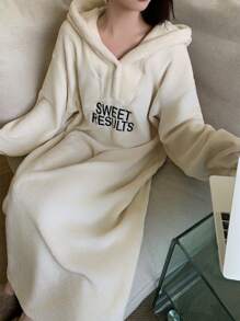 DAZY 舒适恶魔角装饰字母刺绣法兰绒超大连帽睡衣，保暖内衬，适合秋冬季穿着 - 白色 - 查看 5