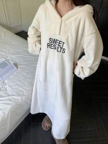 DAZY 舒适恶魔角装饰字母刺绣法兰绒超大连帽睡衣，保暖内衬，适合秋冬季穿着 - 白色 - 查看 7