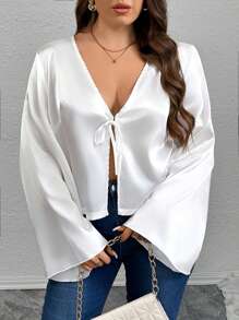 SHEIN Privé Blusa blanca de manga larga, ajustada, con cuello en V profundo, puños acampanados y detalles elegantes, ideal para ocasiones de trabajo, citas, conciertos y fiestas de tarde para mujeres de talla grande - Blanco - Ver 4