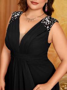 Plus Size V-Neckline Dress With Shoulder Design, Elegant And Minimalistic High-End Embroidered Tulle And Pleated Maxi Evening Gown Bridesmaid Dress, Birthday Women Outfits, Graduation Dress, Formal Dress - Black - View 4