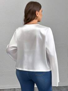 SHEIN Privé Blusa blanca de manga larga, ajustada, con cuello en V profundo, puños acampanados y detalles elegantes, ideal para ocasiones de trabajo, citas, conciertos y fiestas de tarde para mujeres de talla grande - Blanco - Ver 2