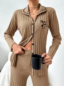 RueChic 2 Stücke Set offene Front Kontrastnaht Platzierter Slogan Muster Rippstrick Pyjamas